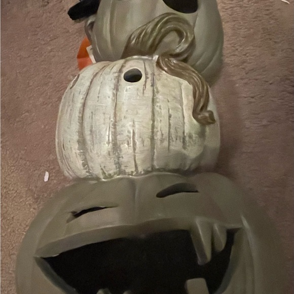 Super cute light up three tier gray pumpkins with a black crow on top - Picture 2 of 2